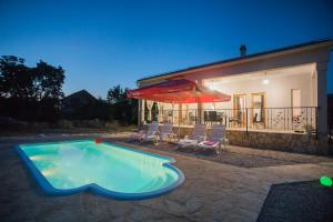 3 hvězdičkový chata Holiday home with pool Kristal Šibenik Chorvatsko