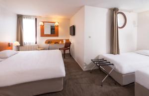 Hotels Kyriad Caen Sud : Chambre avec Lit Double et 2 Lits Simples