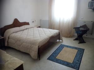 Habitación con cama extragrande.