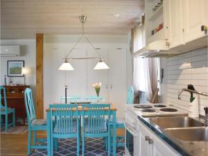 Three-Bedroom Holiday Home In Lottorp