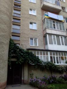 В центрі за драмтеатром.