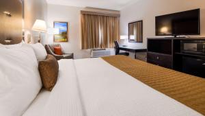 King Room with Roll-In Shower - Disability Access room in Best Western Plus Portland Airport Hotel & Suites