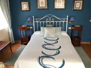 Queen Room with Balcony room in Hostal Juan
