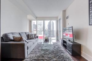 CHOL Furnished Suites Heart of Downtown Toronto, 2 Beds, Free Parking, CN Tower View