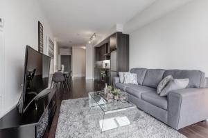 CHOL Furnished Suites Heart of Downtown Toronto, 2 Beds, Free Parking, CN Tower View