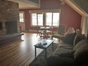 Three-Bedroom Suite room in The Upper Pass Lodge