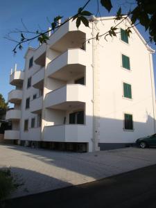 Apartments with parking space Supetar, Brac - 16130
