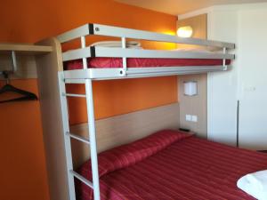 Hotels Premiere Classe Cambrai Proville : Chambre Triple (1 Lit Double et 1 Lit Simple)