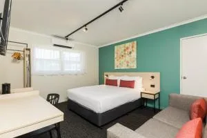 Nightcap At Balaclava Hotel - Woree