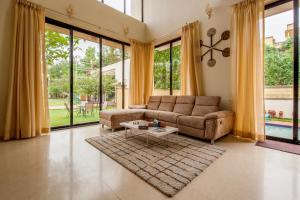 StayVistas Greenwoods Villa 1 - City-Center Villa with Private Pool, Terrace, Lift & Carrom Board