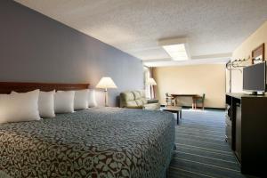 Superior King Room - Non-Smoking room in Days Inn by Wyndham Clearwater/Central