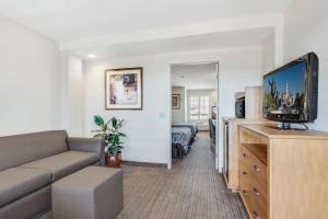 Executive Queen Suite with Two Queen Beds room in Anaheim Desert Inn & Suites