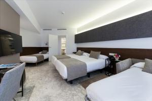 Triple Room with Bed Sofa room in Hotel Avenida
