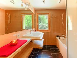 Chalets Luxury chalet near the ski slopes with fireplace sauna bubble bath and Internet access : photos des chambres