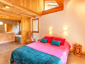 Chalets Luxury chalet near the ski slopes with fireplace sauna bubble bath and Internet access : photos des chambres