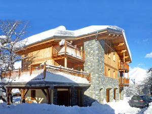 Luxury chalet near the ski slopes with fireplace sauna bubble bath and Internet access