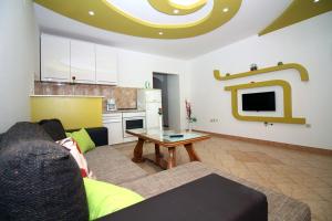 House with outdoor pool in Tisno
