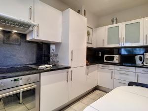 Nestor&Jeeves - LOLYMPIC - Central - Very close sea