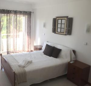 Albufeira Centrally Located Apartment with Pool View