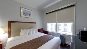 Deluxe Queen Room room in Warfield Hotel