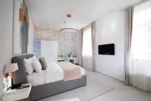 Double or Twin Room - Disability Access room in Lazure Hotel & Marina