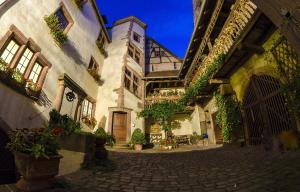 B&B / Chambres d'hotes ADRIHOF a Riquewihr, Cour de l'Abbaye d'Autrey : photos des chambres