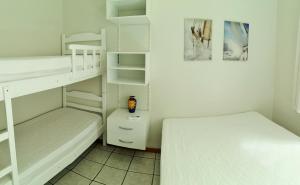 Apto na quadra do mar em Meia Praia Itapema, 2 dorm, 6 pessoas