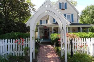 Three-Bedroom Home room in Princess Anne Book Lovers Inn