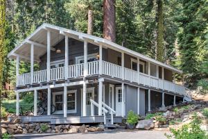 Three-Bedroom House room in The Love Nest: Tahoe City Cabin