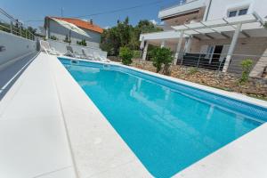 Charming modern house with the new swimming pool - apartment Maya 2