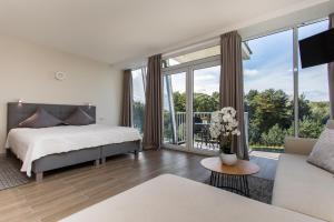 By The Sea Apartments With Underground Parking