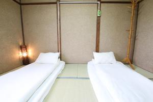 2 floors japanese style, direct to KIX, 10mins train to Namba, 5mins walk to stn , 2-6ppl
