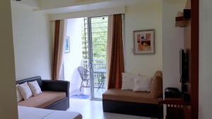 Pico De Loro - Myna B Studio