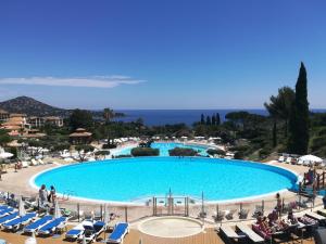 CAP ESTEREL appartement climatisé dans le centre du village vacances