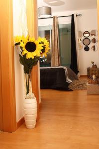 Sunny Little Sister Apartment - 7 min walking from the beach and at 7 min driving from the Airport