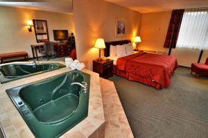 King Room with Hot Tub - Non-Smoking room in Comfort Inn - Pocono Mountains