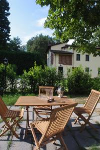 CASALE LA FATA -tipico toscano immerso nelle colline tra Lucca e Versilia, 6 appartamenti indipendenti