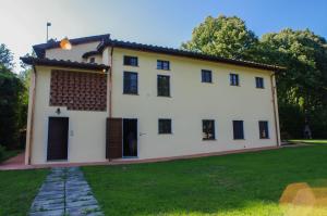 CASALE LA FATA -tipico toscano immerso nelle colline tra Lucca e Versilia, 6 appartamenti indipendenti