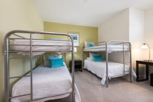 Three-Bedroom Apartment room in 3 bedroom villa for 8 guests