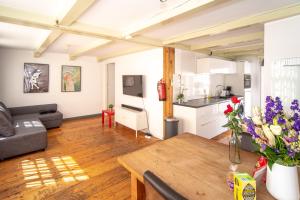 Spacious Central City Apartment with big private Sundeck!