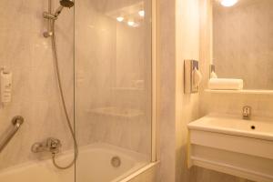 Hotels The Originals Boutique, Hotel du Pont Roupt, Mende (Inter-Hotel) : photos des chambres