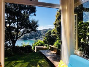 Gumtree house facing whole Wellington harbour