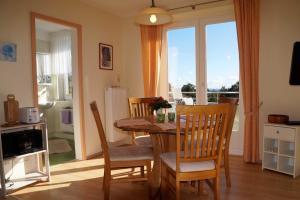 Two-Bedroom Apartment with Lake View room in Hansen Kai