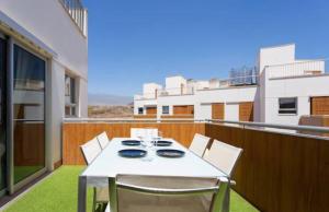 Sea View Apartment in El Médano with pool & private parking space
