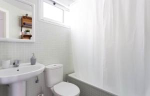 Sea View Apartment in El Médano with pool & private parking space