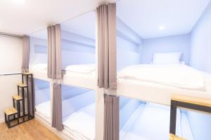 Giường Trong Phòng Chung Cho Nữ 6 Giường (Bed in 6 Bed Female Shared Room)