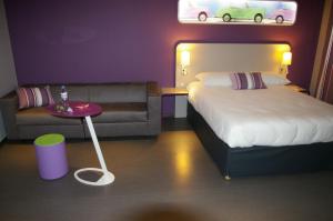 Hotels ibis Styles Montbeliard : Suite avec 1 Lit Double et Canapé