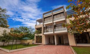 StayVistas Greenwoods Villa 5 - City-Center Villa with Private Pool, Terrace, Lift & Music System