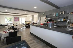 Hotels Le Merle Blanc Louchats : photos des chambres