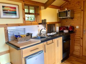 Rashfield Sheilings - Quiet Riverside Lodges for Couples near Pucks Glen